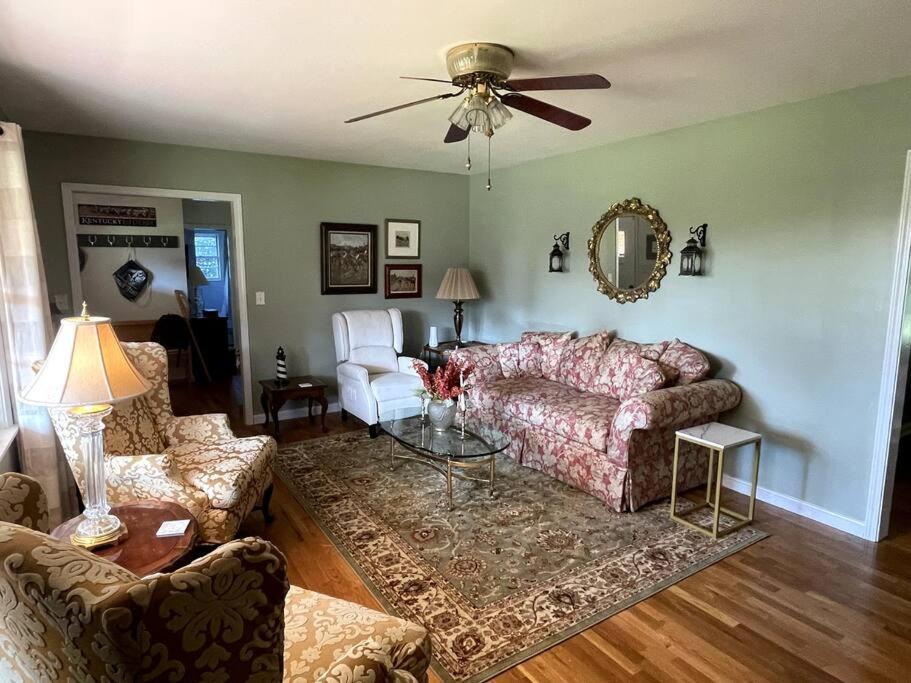 The Bourbon & Horse Country Epicenter Holiday home *